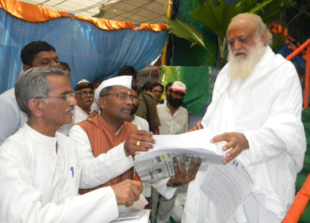 H.B.P. Bapu Maharaj Raokar giving representation to Asaramji Bapu against anti-faith bill